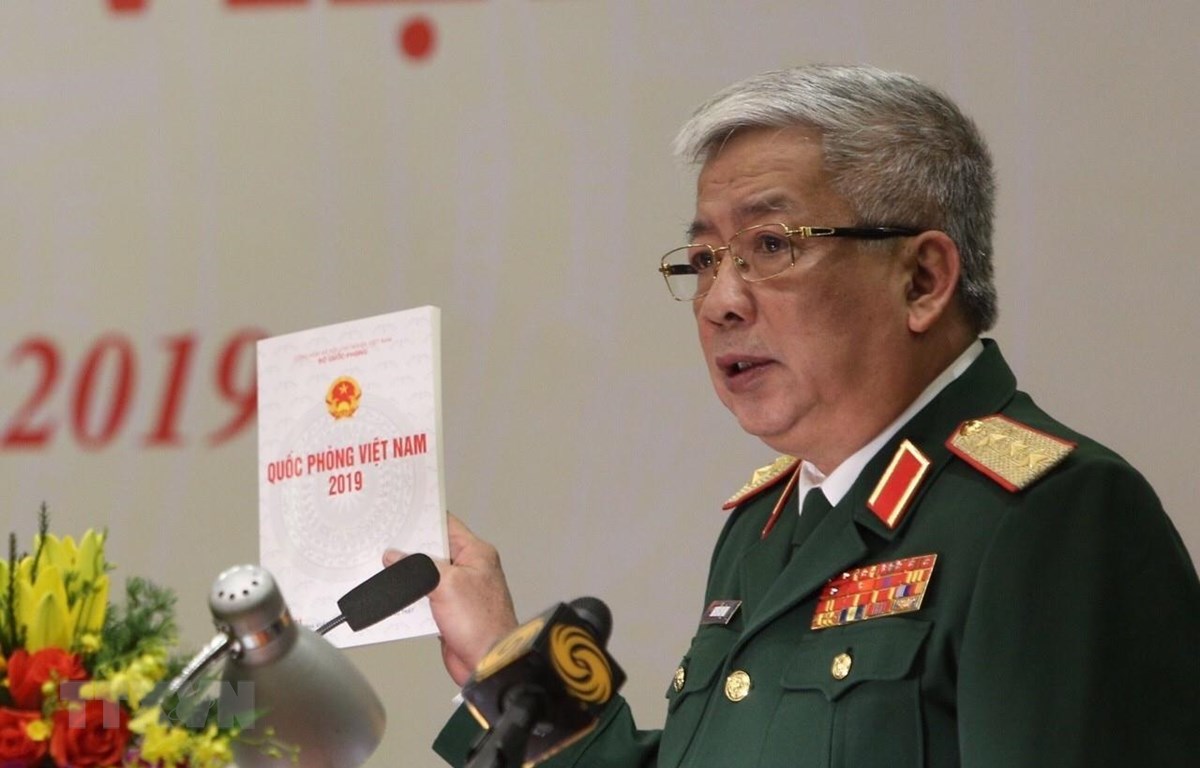 Thượng tướng Nguyễn Vịnh, Thứ trưởng Bộ Quốc phòng giới thiệu nội dung Sách trắng Quốc phòng và cuốn Sách ảnh. (Ảnh: Dương Giang/TTXVN)