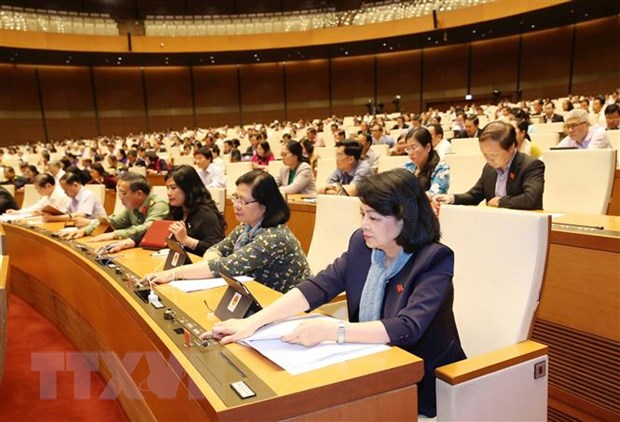 Đại biểu Quốc hội tỉnh Vĩnh Long biểu quyết thông qua Luật sửa đổi, bổ sung một số điều của Luật Cán bộ, công chức và Luật Viên chức. (Ảnh: Phương Hoa/TTXVN)