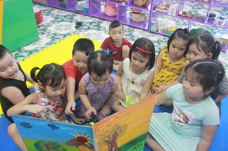 Học sinh Trường MNHH đang tham gia học tập nhóm. 