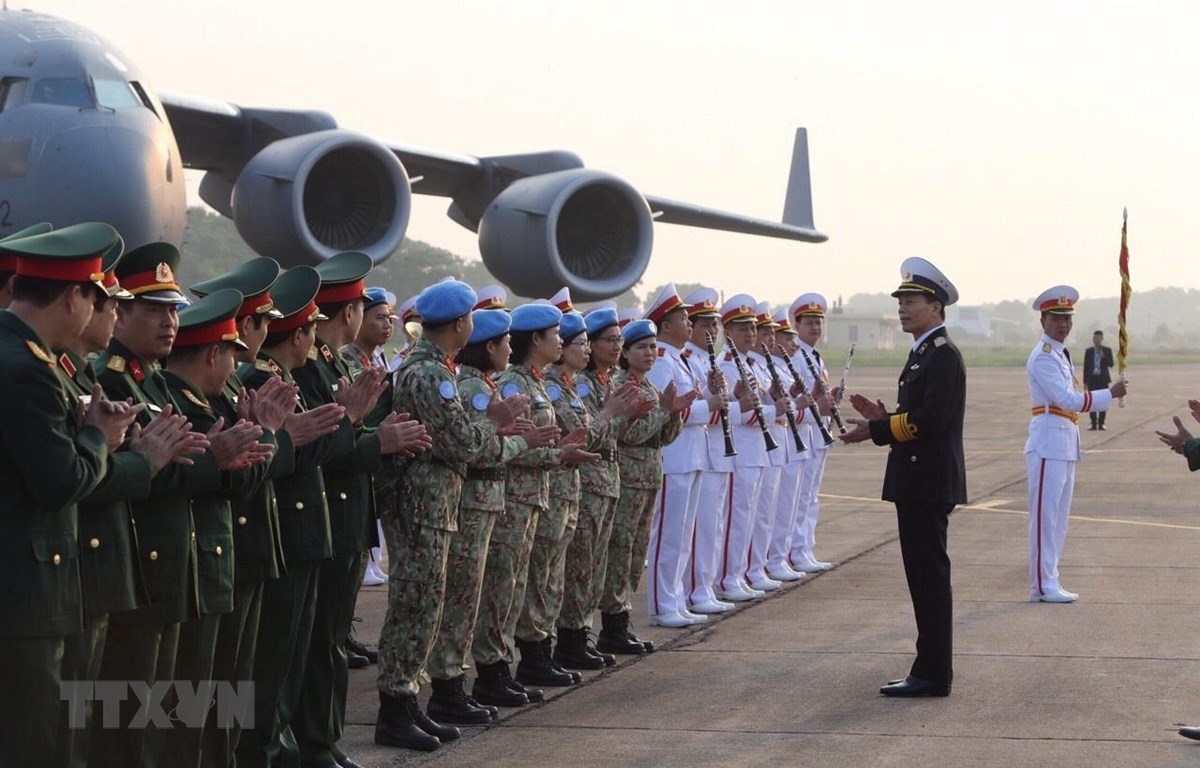 Chuẩn Đô đốc Nguyễn Trọng Bình, Phó Tổng Tham mưu trưởng Quân đội Nhân dân Việt Nam động viên cán bộ, nhân viên Bệnh viện dã chiến cấp 2 số 2 trước khi sang Phái bộ Nam Sudan thực hiện nhiệm vụ. (Ảnh: Dương Giang/TTXVN)