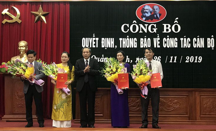 Đồng chí Bí thư Tỉnh ủy Hoàng Đăng Quang trao quyết định cho các đồng chí cán bộ được điều động và bổ nhiệm