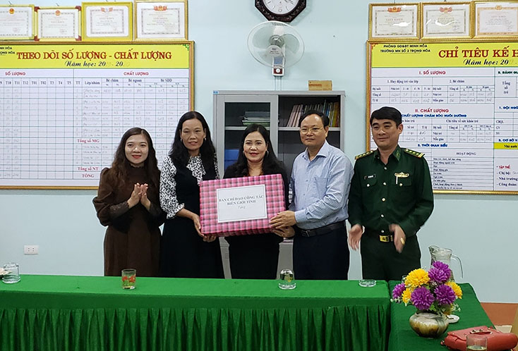 Đồng chí Phó Chủ tịch UBND tỉnh thăm và tặng quà Trường mầm non số 2 Trọng Hóa.