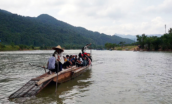 Học sinh ở Trằm Mé đến trường bằng chuyến đò ngang chở quá tải và không ai mặc áo phao. 