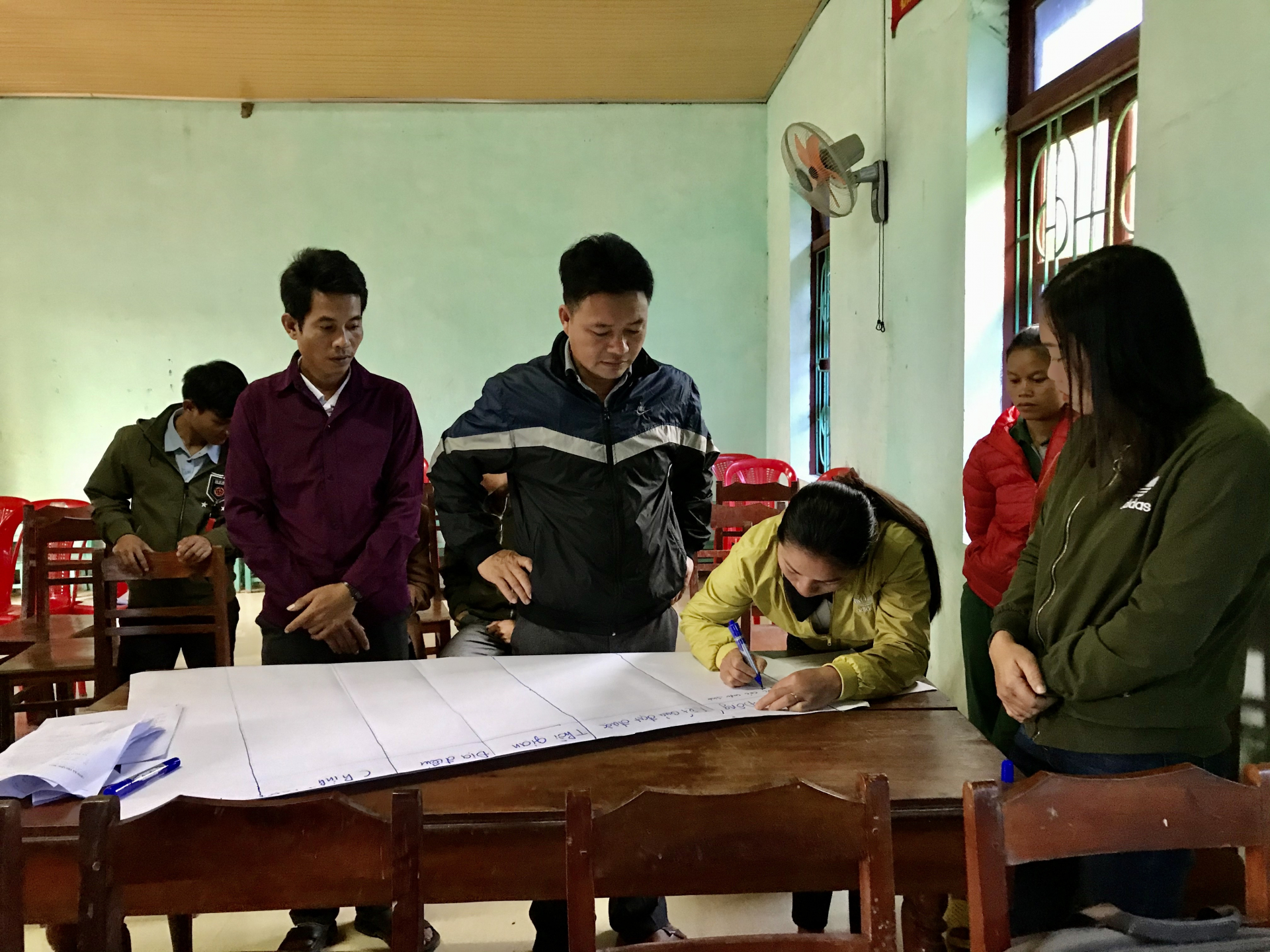 Các thành viên CLB gia đình và pháp luật xã Thượng Hóa thảo luận và xây dựng kế hoạch hoạt động