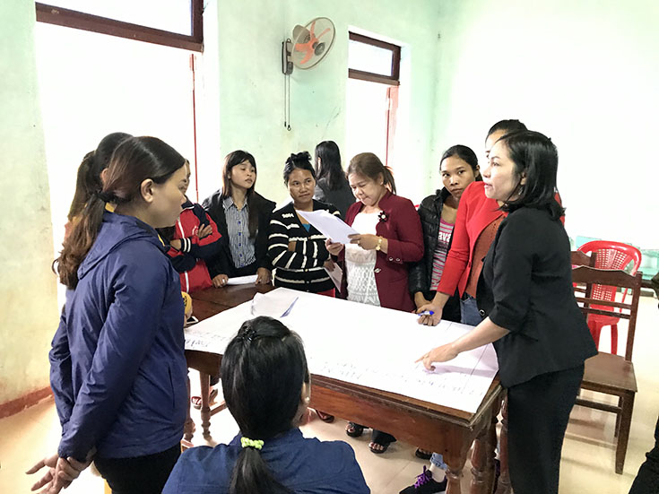 Các thành viên CLB gia đình và pháp luật xã Thượng Hóa thảo luận và xây dựng kế hoạch hoạt động