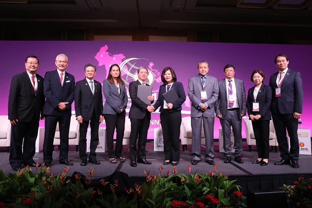 Logistics AI: Giam chi phi, tang suc canh tranh cho doanh nghiep hinh anh 2Đại diện Tập đoàn T&T Group và  đại diện Tập đoàn YCH  trao Biên bản ghi nhớ hợp tác dưới sự chứng kiến của Hội đồng tư vấn kinh doanh ASEAN.