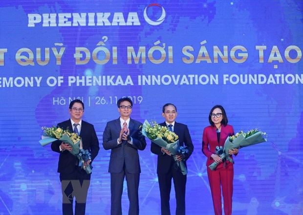 Phó Thủ tướng Vũ Đức Đam chúc mừng Ban lãnh đạo Quỹ Đổi mới Sáng tạo Phenikaa. (Ảnh: Thanh Tùng/TTXVN)
