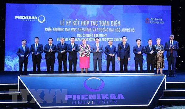 Phó Thủ tướng Vũ Đức Đam cùng các đại biểu chụp ảnh chung. (Ảnh: Thanh Tùng/TTXVN)
