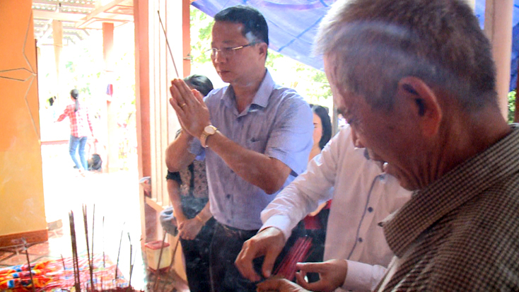  Lãnh đạo chính quyền địa phương kịp thời đến chia sẻ nỗi mất mát với các gia đình nạn nhân.