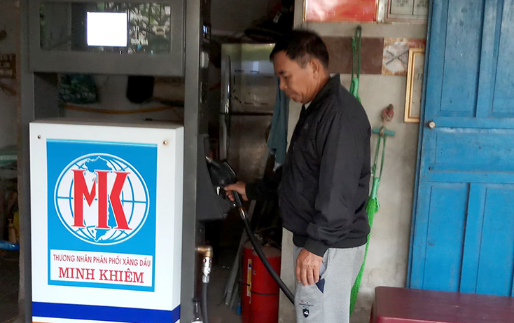  Các cơ sở kinh doanh xăng dầu cũng gặp khó khăn khi tàu thuyền nằm bờ.