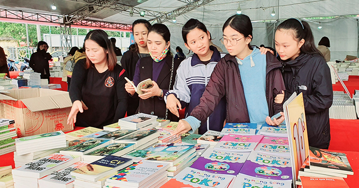 Các bạn trẻ thích thú với hội sách nửa giá. 