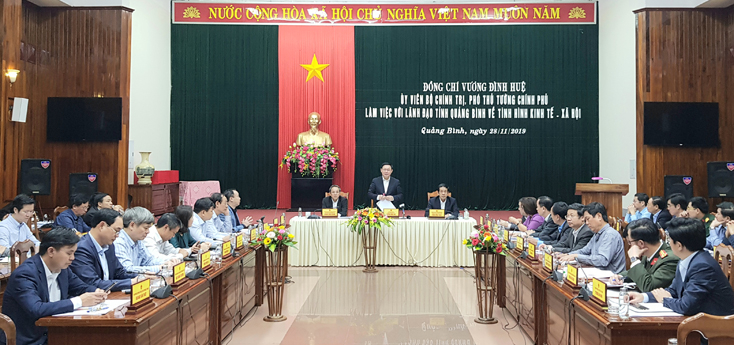 Đồng chí Vương Đình Huệ, Phó Thủ tướng Chính phủ và đoan công tác Trung ương làm việc với lãnh đạo tỉnh Quảng Bình.