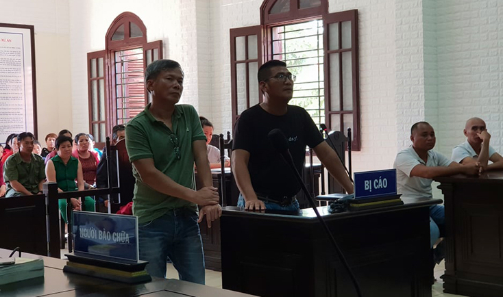 Hai bị cáo Châu, Kiên tại phiên tòa.