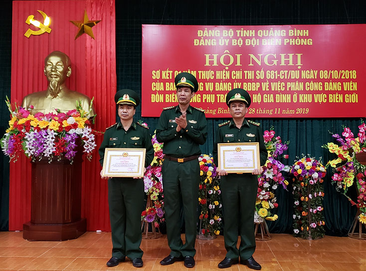 Lãnh đạo Đảng ủy BĐBP tỉnh trao thưởng cho các tập thể có thành tích xuất sắc trong thực hiện Chỉ thị 681 của Ban Thường vụ Đảng ủy BĐBP. 