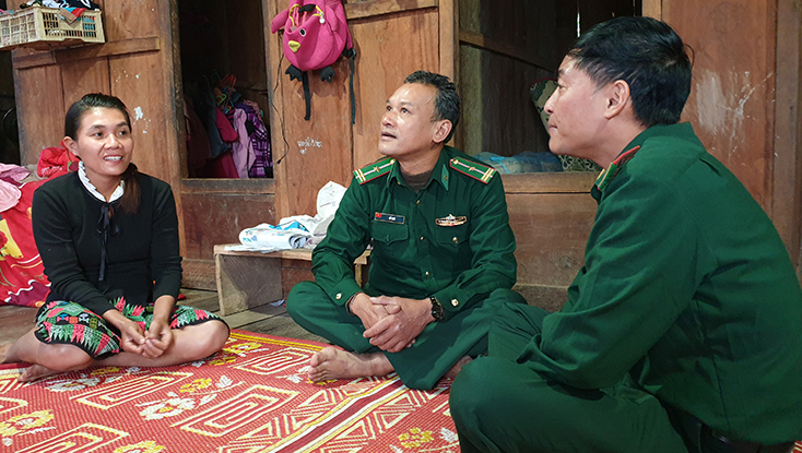 Cán bộ, chiến sỹ Đồn Biên phòng Ra Mai thường xuyên bám sát địa bàn để tìm hiểu tâm tư, nguyện vọng của người dân.