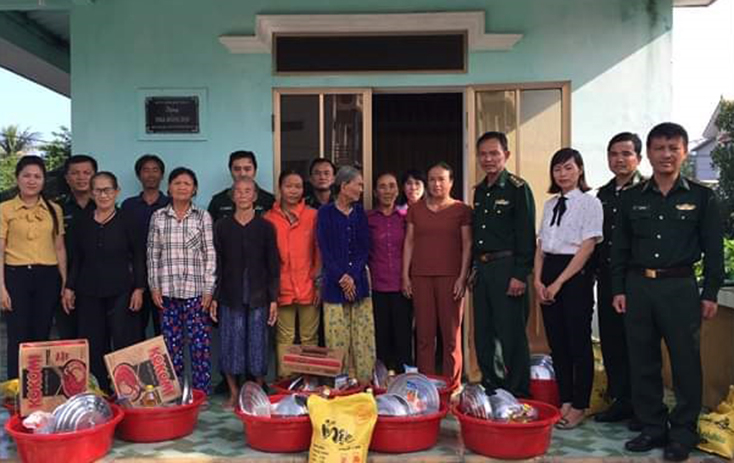Đồn Biên phòng Nhật Lệ phối hợp với các tổ chức, đoàn thể địa phương thực hiện chương trình an sinh xã hội trên địa bàn đơn vị quản lý.
