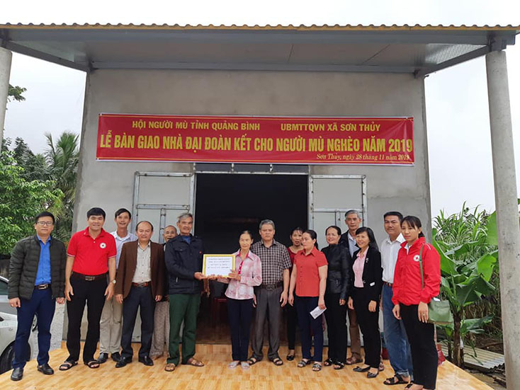 Đại diện cấp ủy, chính quyền trao nhà đại đoàn kết cho chị Quang.