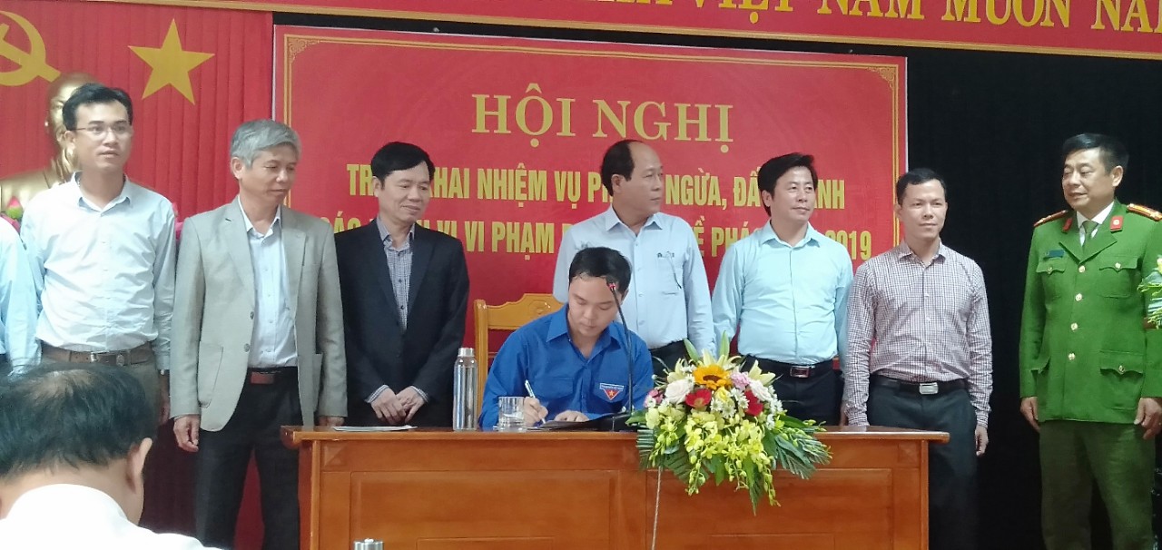 Đại diện các xã, phường và cơ quan, ban, ngành trên địa bàn TP. Đồng Hới ký cam kết thực hiện công tác phòng ngừa, đấu tranh với các hành vi vi phạm pháp luật về pháo.