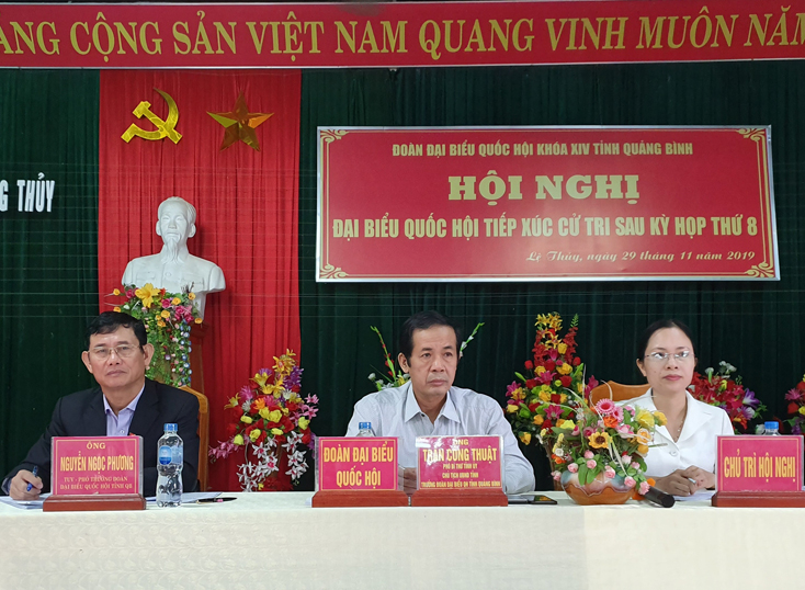 Các ĐBQH đang tiếp xúc với cử tri huyện Lệ Thủy