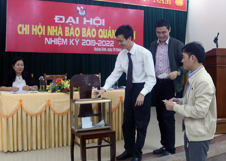 Các hội viên Chi hội Nhà báo Báo Quảng Bình thực hiện công tác bầu cử tại đại hội.