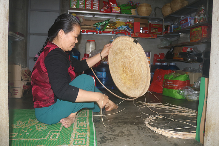 Bị bại liệt hai chân từ bé, nhưng chị Cao Thị Mến vẫn tìm cho mình được nghề phù hợp để mưu sinh và giúp đỡ nhiều hộ khác vươn lên thoát nghèo. 