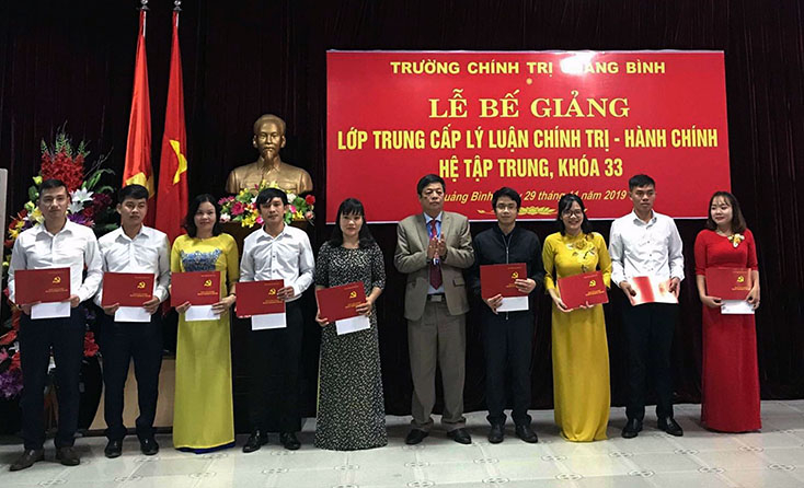 Đại diện lãnh đạo Trường Chính trị tỉnh trao giấy chứng nhận tốt nghiệp cho các học viên.