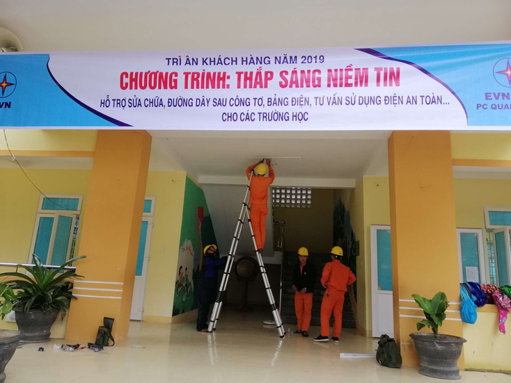 Điện lực Lệ Thủy sửa chữa mạng điện nội bộ tại Trường tiểu học Hoa Thủy