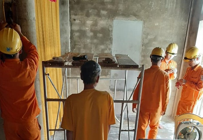 Sửa chữa hệ thống điện trong nhà cho các hộ nghèo trên địa bàn xã An Thủy
