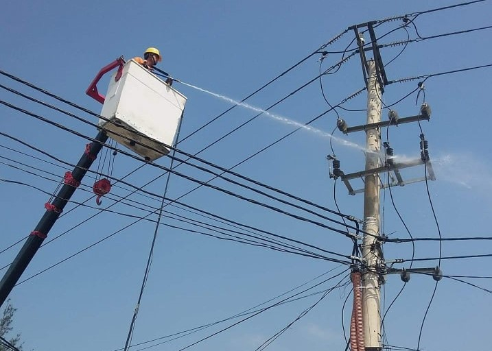 Điện lực Lệ Thủy đã tổ chức vệ sinh công nghiệp trạm biến áp chuyên dùng của khách hàng