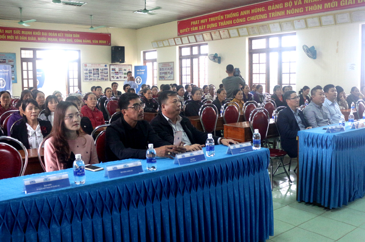 Đông đảo cán bộ và người dân trên địa bàn đến tham dự chương trình.