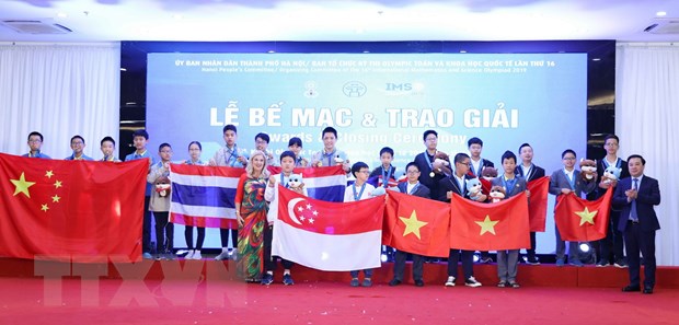 Trao huy chương vàng môn Toán cho học sinh bảng A đạt giải. (Ảnh: Thanh Tùng/TTXVN)