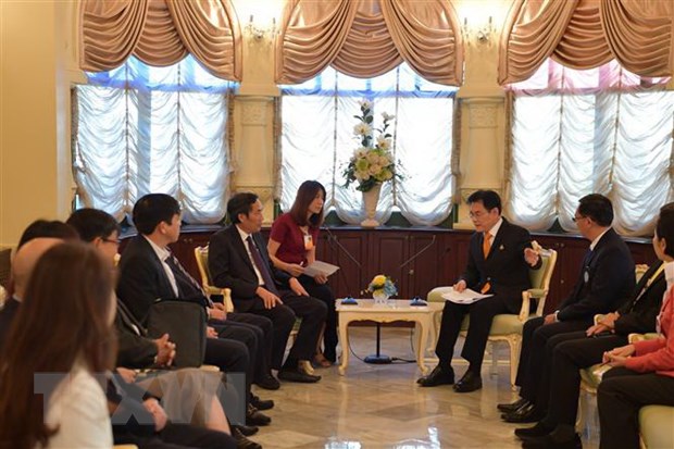  Chủ tịch Hội Nhà báo Việt Nam Thuận Hữu hội kiến Phó Thủ tướng, Bộ trưởng Thương mại Thái Lan Jurin Laksanawisit. (Ảnh: Ngọc Quang-Hữu Kiên/TTXVN)