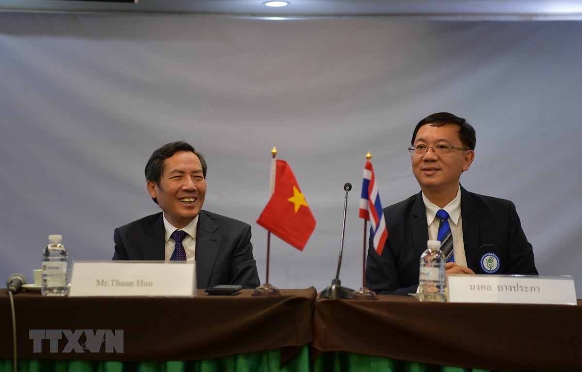 Chủ tịch Hội nhà báo Việt Nam Thuận Hữu hội đàm với Chủ tịch Liên đoàn báo chí Thái Lan Mongkol Bangprapa. (Ảnh: Ngọc Quang-Hữu Kiên/TTXVN)