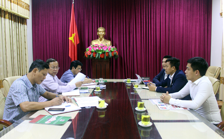 Đại diện lãnh đạo huyện Minh Hóa và Trung tâm Hajko thuộc Công ty cổ phần sách và thiết bị trường học Quảng Bình thống nhất phương án tuyển dụng và xuất khẩu lao động sang thị trường Nhật Bản
