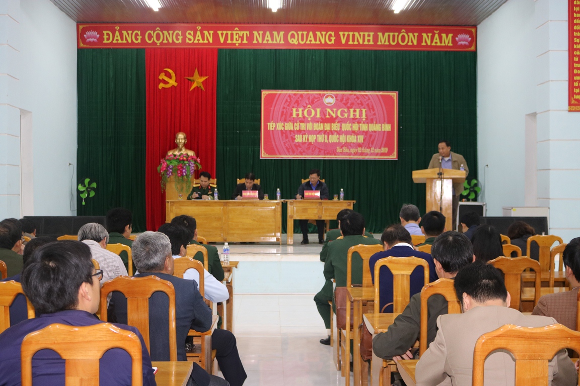 Các ĐBQH tỉnh tiếp xúc với cử tri huyện Minh Hóa tại xã Dân Hóa.