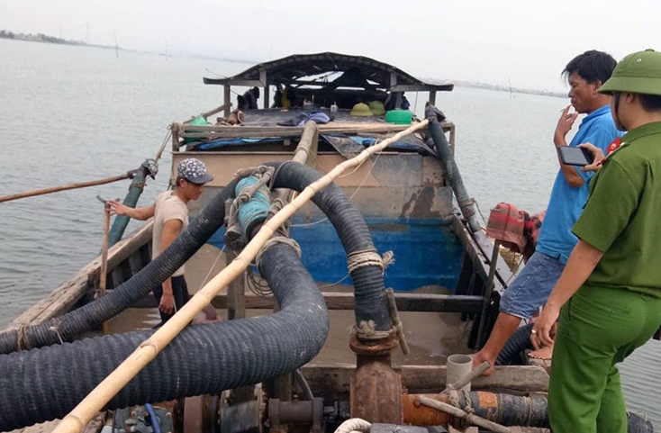 Lực lượng chức năng thị xã Ba Đồn kiểm tra, xử lý phương tiện khai thác cát trái phép trên địa bàn.