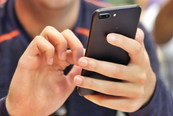 Sự phổ biến của smartphone đang được coi là nguyên nhân một số căn bệnh - Ảnh minh hoạ: Bershire Eagle