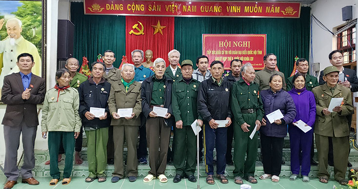 Đại diện Đoàn ĐBQH tỉnh trao quà cho các cựu chiến binh có hoàn cảnh khó khăn trên địa bàn huyện Quảng Trạch.