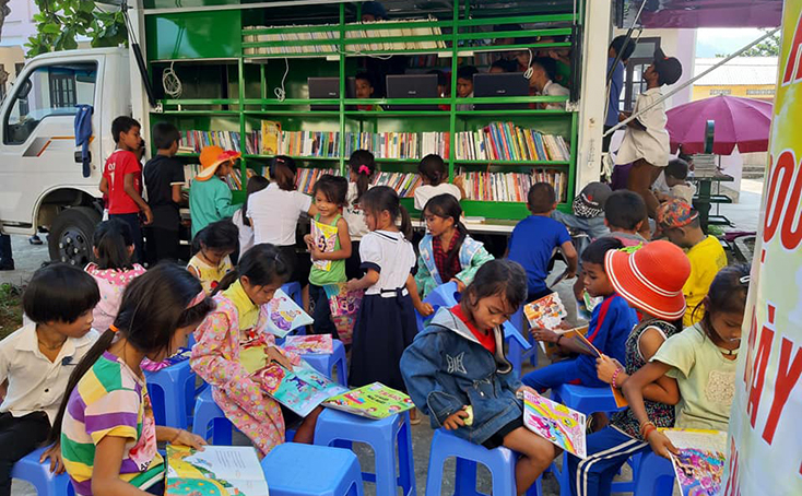 Các em học sinh hào hứng với việc đọc sách.