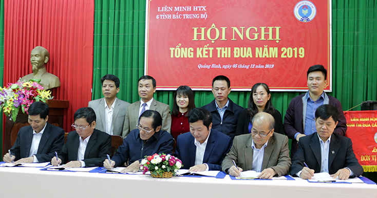 Các đơn vị ký kết giao ước thi đua năm 2020.