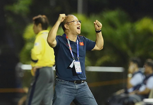 HLV Park ăn mừng vé vào bán kết SEA Games 2019 - Ảnh: NGUYỄN KHÁNH