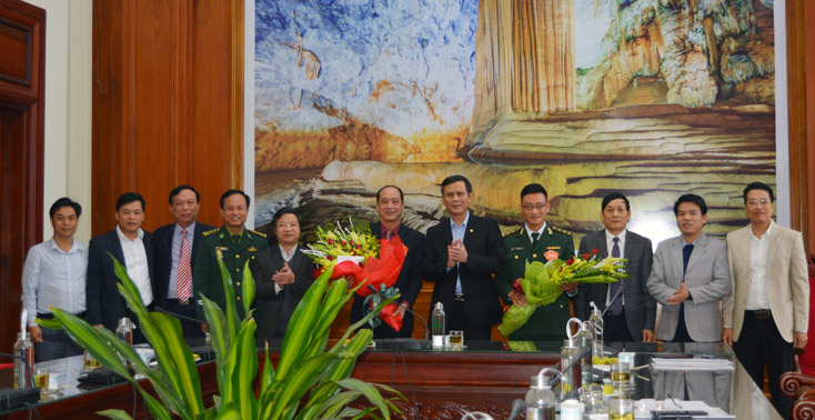  Đồng chí Phó Bí thư Thường trực Tỉnh ủy Trần Thắng, và đồng chí Trưởng ban Tuyên giáo Tỉnh ủy Cao Văn Định chụp ảnh lưu niệm với 2 báo cáo viên. 