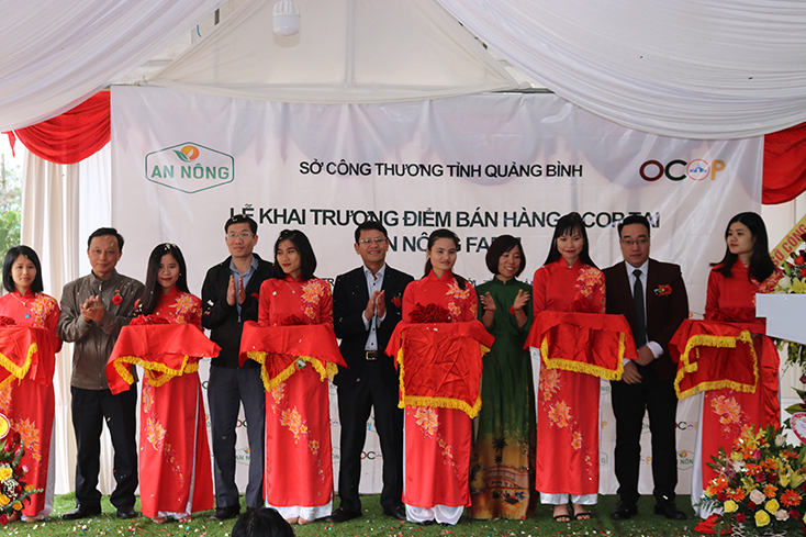 Các đại biểu cắt băng khai trương điểm bán hàng Ocop tại An Nông Farm