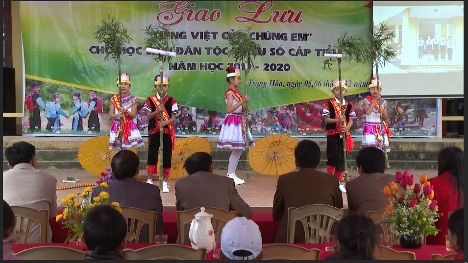 Màn thi chào hỏi của các em ở phần thi đồng đội.