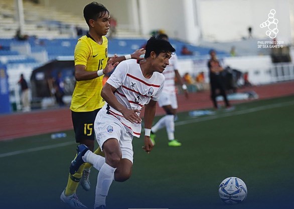  U22 Campuchia (áo trắng) đang được xem là ẩn số tại SEA Games 30.