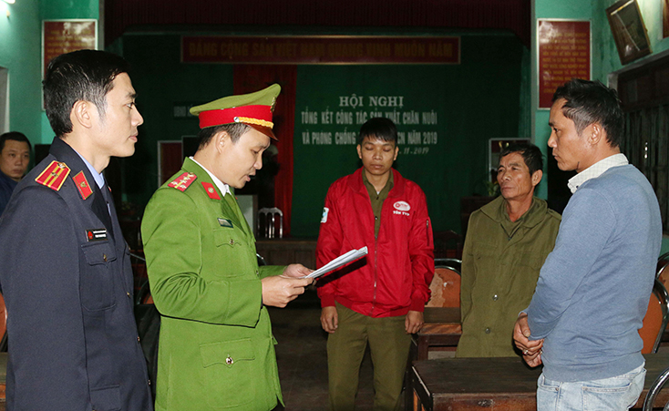 Tống đạt quyết định giữ người trong trường hợp khẩn cấp đối với Nguyễn Đăng Mười.