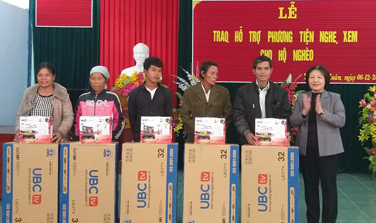Đồng chí Phó Chủ tịch Thường trực HĐND tỉnh Nguyễn Thị Thanh Hương trao thiết bị nghe nhìn cho hộ đồng bào Vân Kiều có hoàn cảnh khó khăn xã Trường Xuân.