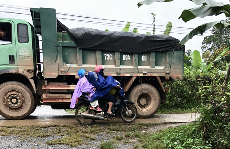 Nhiều tuyến đường giao thông nông thôn xuống cấp do tình trạng xe quá tải lưu thông.    
