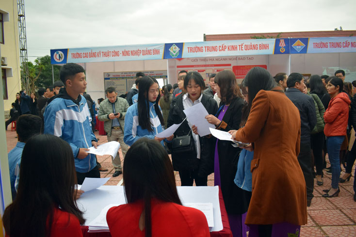 Học sinh, người lao động tham quan và trực tiếp được tư vấn, trải nghiệm về một số nghề, chương trình đào tạo tại gian hàng trưng bày của các cơ sở GDNN