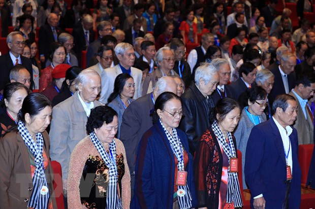 Các đại biểu mặc niệm tưởng nhớ những thế hệ học sinh miền Nam hy sinh bảo vệ và xây dựng Tổ quốc. (Ảnh: Thống Nhất/TTXVN)